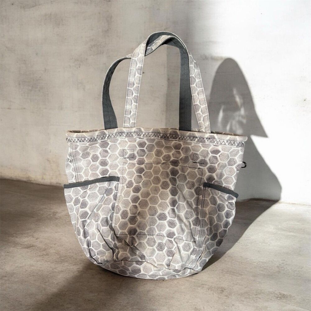 Thirty-One Women’s Gray/White Geometric Tote Open Top, Pockets, Key Clip